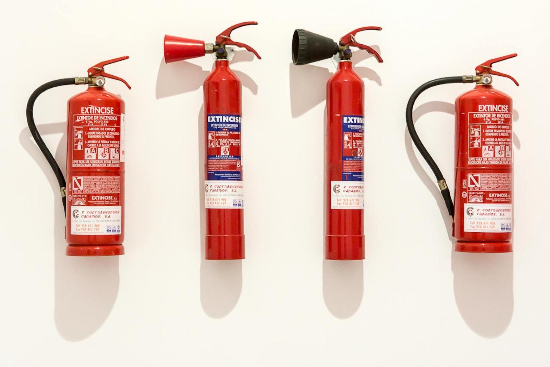 Obrázek na kterém jsou zachyceny 4 druhy hasicích přístrojů