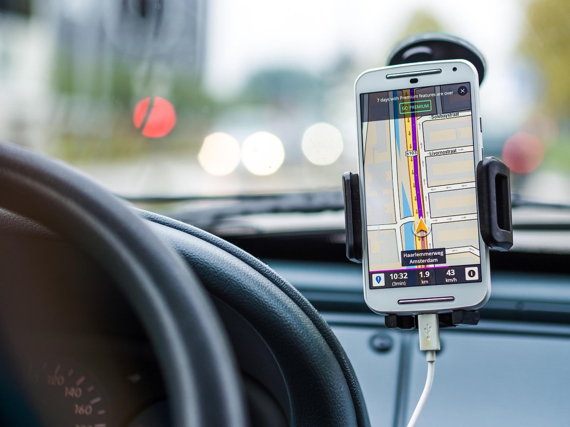Plánování trasy navigace pomocí mobilní aplikace v držáku z pohledu řidiče